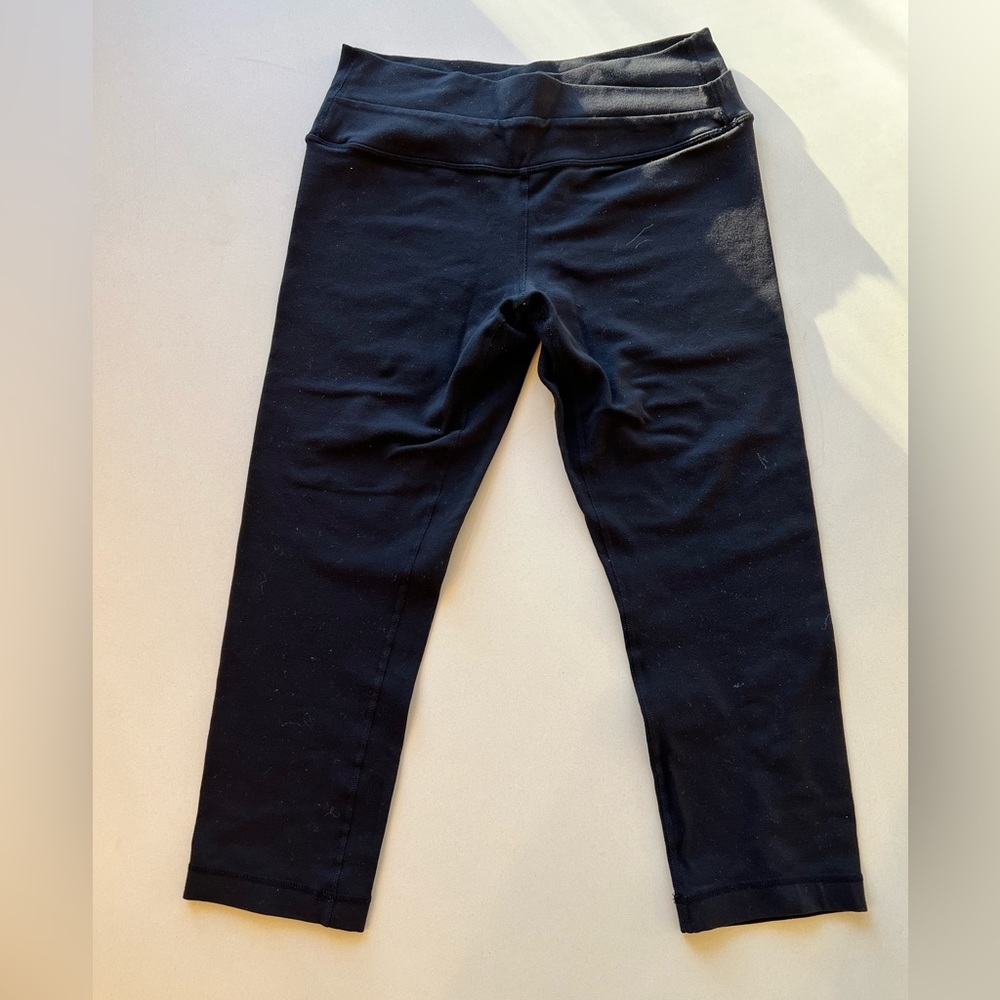 Lululemon black cropped pants.
